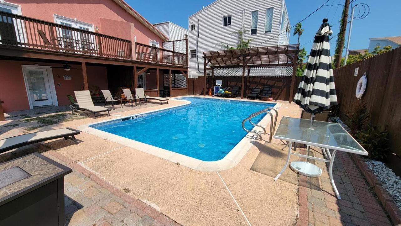 Cozy 2 Bedroom With Big Pool - Campeche Triplex Unit C Home South Padre Island Eksteriør bilde